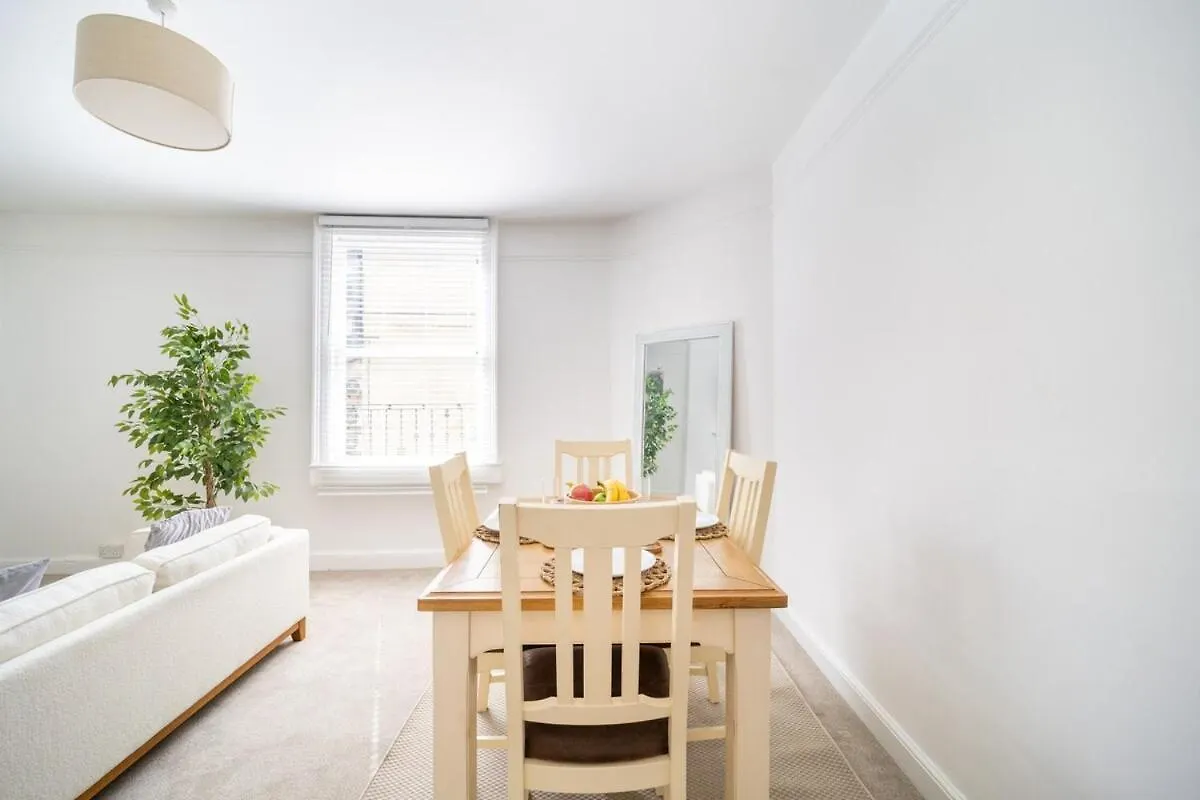 Larkhall Retreat- Village Centre, Parking, 4K Tvs, 10Mins To City Centre Bath