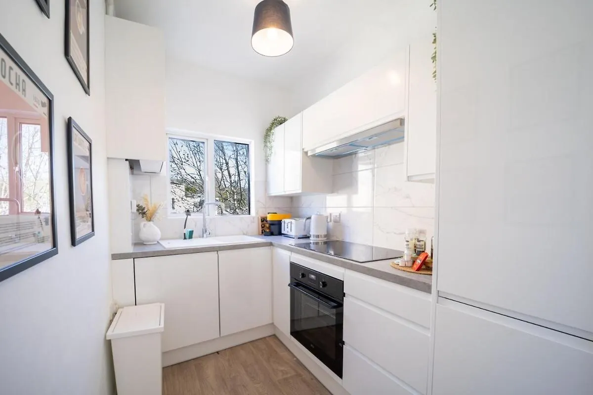 Larkhall Retreat- Village Centre, Parking, 4K Tvs, 10Mins To City Centre Bath Apartment