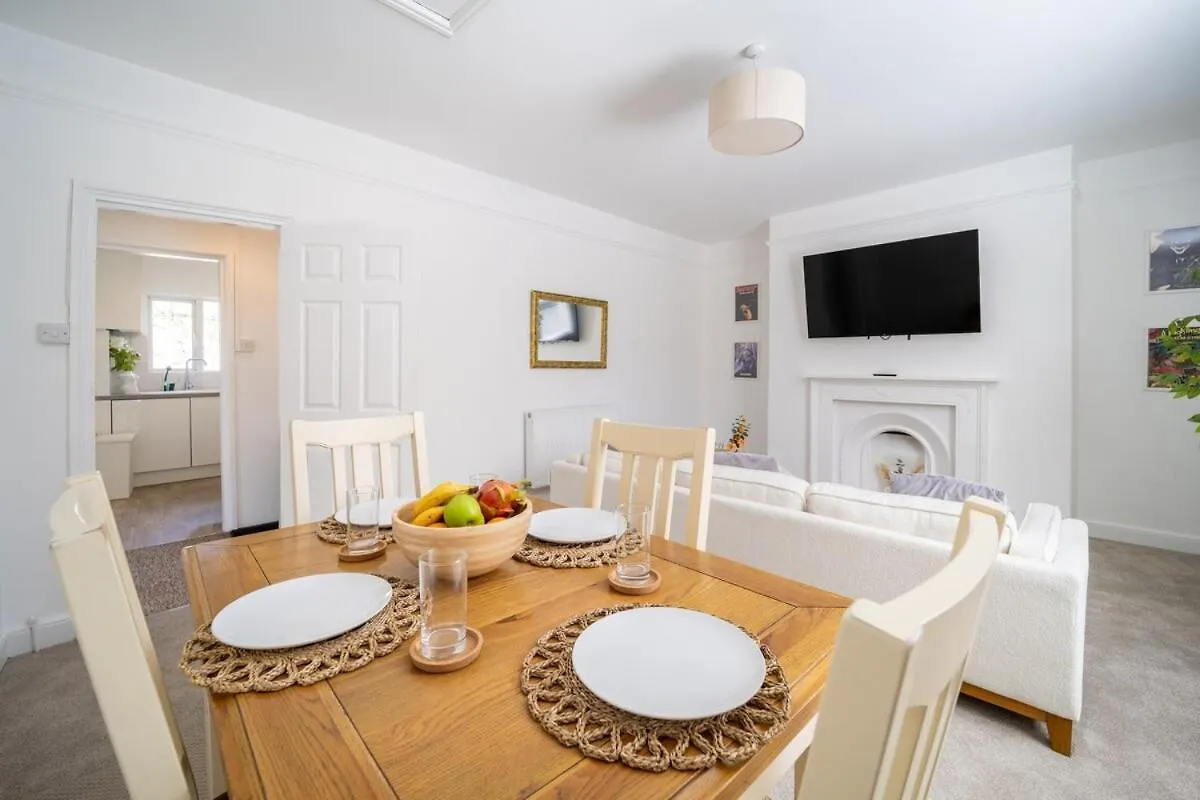 Larkhall Retreat- Village Centre, Parking, 4K Tvs, 10Mins To City Centre Bath Apartment