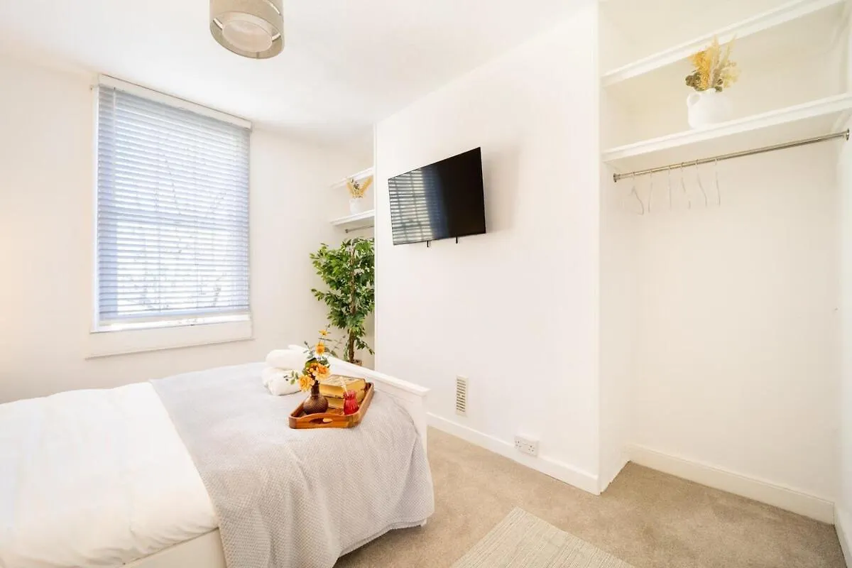 Larkhall Retreat- Village Centre, Parking, 4K Tvs, 10Mins To City Centre Bath 0*,